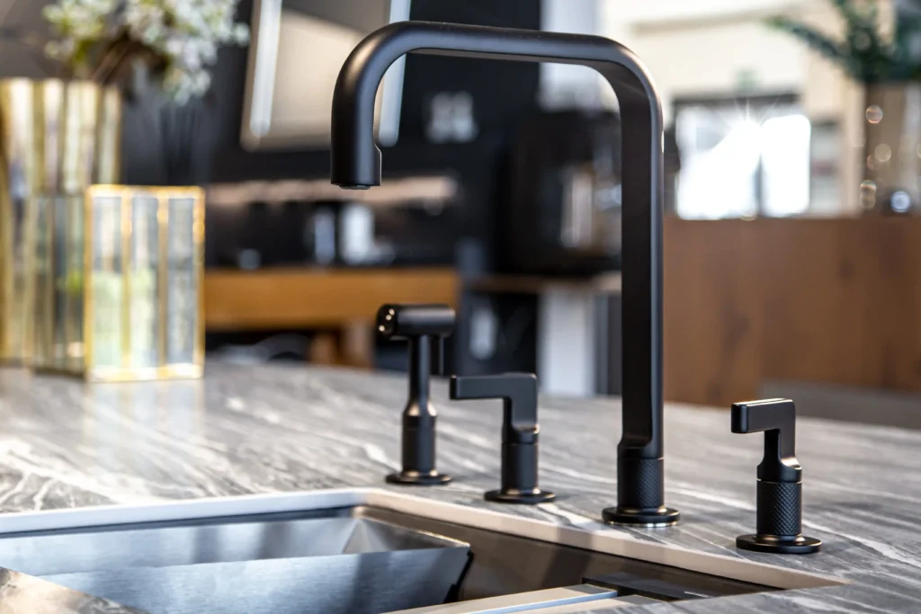 grifo negro con fregadero de acero en una cocina moderna y elegante 1